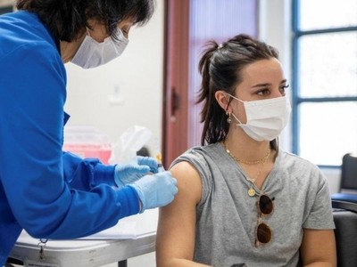 Tiêm vaccine Covid ở Mỹ. Ảnh: Reuters.