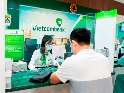 Hình ảnh giao dịch tại Vietcombank trong bối cảnh COVID-19.