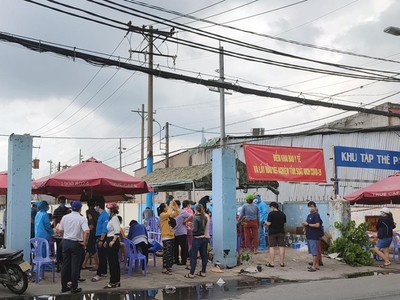 Lấy mẫu xét nghiệm tại hẻm 178/18 đường Bình Quới (P.28, Q.Bình Thạnh, TP.HCM) do có ca nghi nhiễm Covid-19 liên quan đến hội viên sinh hoạt tại Hội thánh truyền giáo Phục Hưng.