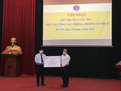 Ông Nguyễn Trọng Tiếu – Phó Chủ tịch HĐQT GELEX (ảnh phải) trao số tiền 30 tỷ đồng ủng hộ Quỹ vắc-xin phòng chống COVID-19 cho Bộ trưởng Bộ Y tế.