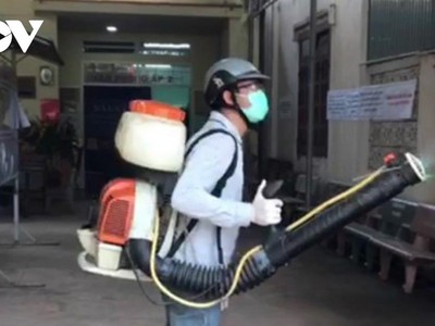 Phun khử khuẩn các khu vực F1 sinh sống.