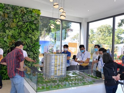 Khách hàng tìm hiểu dự án tại khu nhà mẫu căn hộ Bcons.
