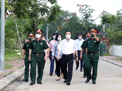 Ông Chu Ngọc Anh kiểm tra khu cách ly tập trung ở Trường Quân sự Bộ Tư lệnh Thủ đô.