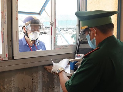 Chốt kiểm tra y tế tại Cảng cá Quy Nhơn, Bình Định.