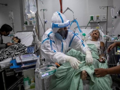 Nhân viên y tế chăm sóc bệnh nhân Covid-19 tại một bệnh viện ở thành phố Quezon, Philippines vào tháng 4. Ảnh: Reuters.