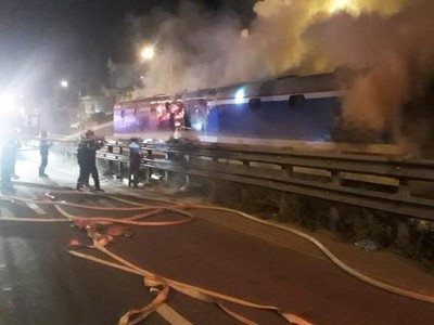 Đám cháy xảy ra tại toa chở hàng của tàu SE8 lucs1h sáng ngày 4/6 (Ảnh: CTV).