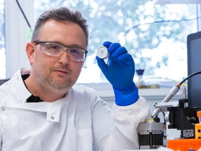 Tiến sĩ David Muller với miếng dán sinh học mật độ cao. Ảnh: Hung Vu.