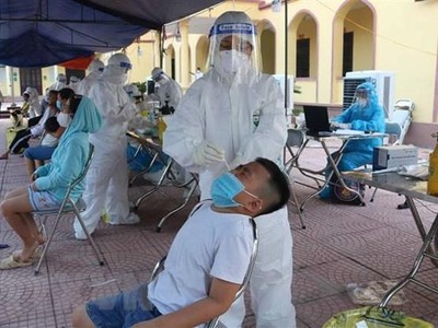 Người dân lấy mẫu xét nghiệm tại xã Mão Điền, huyện Thuận Thành, Bắc Ninh. (Ảnh: Thanh Thương/TTXVN).