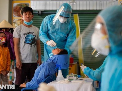 Công tác khoanh vùng, lấy mẫu xét nghiệm những trường hợp tiếp xúc với ca bệnh đang hỏa tốc triển khai (Ảnh: Phạm Nguyễn).