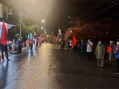 Thời khắc dỡ bỏ phong tỏa tại thôn Đa Tiện, xã Xuân Lâm. (Ảnh: Anh Tuấn).