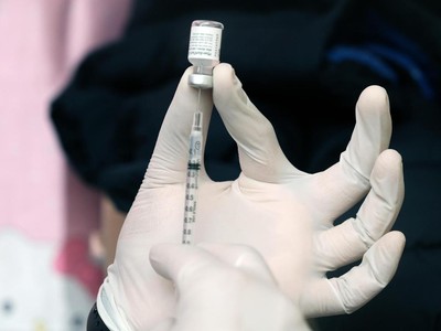 Một nhân viên y tế chuẩn bị vaccine Pfizer tại một địa điểm tiêm chủng ở New York (Mỹ). Ảnh: Getty Images.