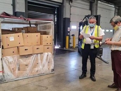 Lô vải Thanh Hà đầu tiên hạ cánh xuống sân bay Charles de Gaulle. (Ảnh: Uyên Hương/TTXVN).