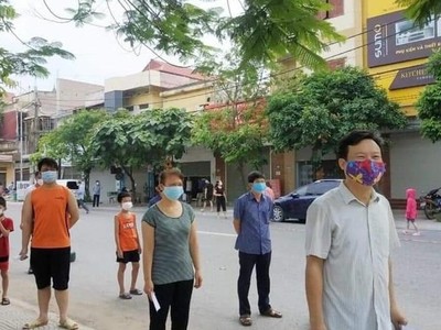 Bắc Ninh: Đình chỉ chủ tịch xã ký giấy cho dân đi chợ trong vùng dịch