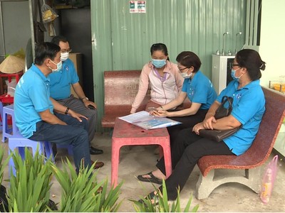 Thứ bảy, chủ nhật, viên chức và NLĐ BHXH TP.Sa Đéc tích cực đi từng nhà, gặp từng người dân để tuyên truyền chính sách BHXH tự nguyện.