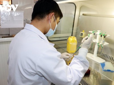Trung tâm Kiểm soát bệnh tật tỉnh Đồng Nai lấy mẫu xét nghiệm Covid-19.
