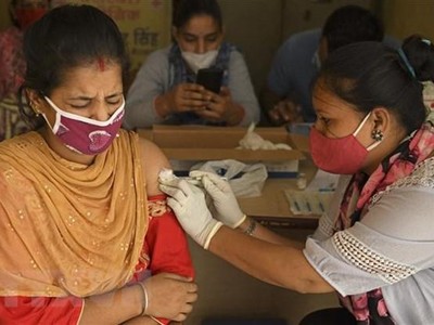 Tiêm chủng vaccine ngừa COVID-19 cho người dân ở Amritsar, Ấn Độ, ngày 18/6/2021. (Nguồn: AFP/TTXVN).