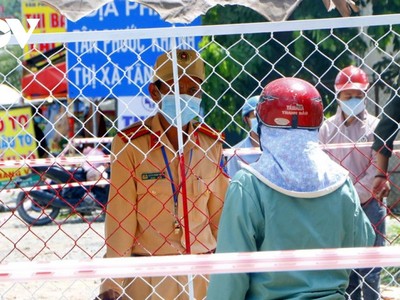 Lực lượng hướng dẫn người dân quay về không được vào địa bàn phường Tân Phước Khánh.