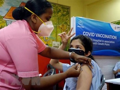 Nhân viên y tế tiêm vaccine ngừa COVID-19 cho người dân tại Kolkata, Ấn Độ. (Ảnh: THX/TTXVN).