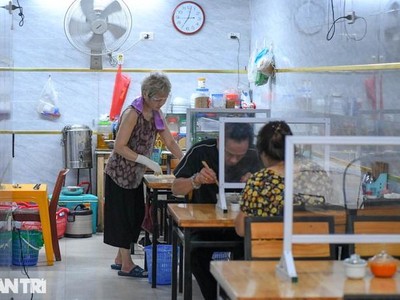Hàng quán ăn sáng tại Hà Nội đã đông đúc trở lại ngay sau khi thành phố cho phép mở cửa đón khách trở lại (Ảnh: Đỗ Linh)..