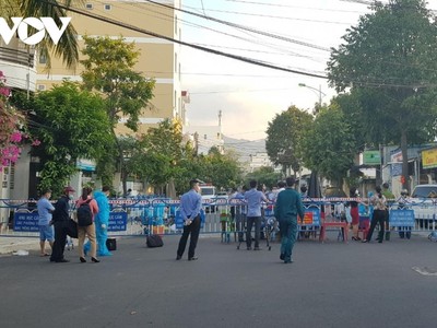 Phong tỏa khu dân cư nơi có trường hợp nghi nhiễm.