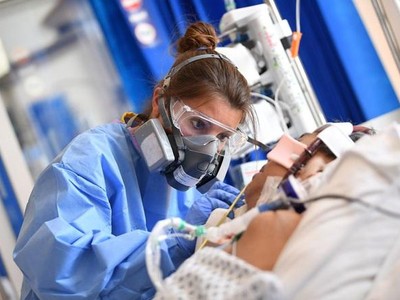 Covid-19 không chỉ gây chết người mà di chứng dai dẳng của nó để lại với những người sống sót nghiêm trọng không kém (Ảnh minh họa: Reuters).