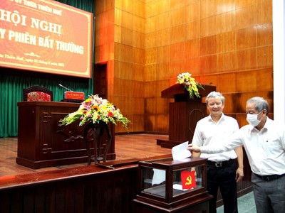 Bí thư Tỉnh ủy Lê Trường Lưu và Chủ tịch UBND tỉnh Phan Ngọc Thọ bỏ phiếu bầu bổ sung Phó Bí thư tỉnh ủy Thừa Thiên - Huế - Ảnh: baothuathienhue.vn.