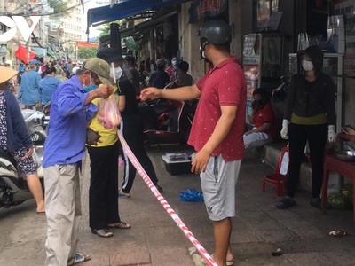 Người dân mua thực phẩm ở Khu vực Chợ Bà Chiểu , quận Bình Thạnh.