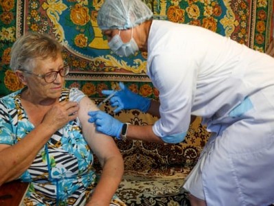 Một người phụ nữ được tiêm vaccine EpiVacCorona tại làng Talovka, quận Kamyshin, Nga. Ảnh: TASS.