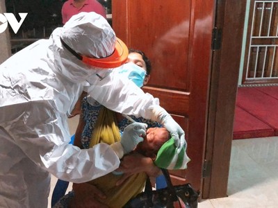 CDC Đắk Lắk lấy mẫu xét nghiệm cho những người tiếp xúc gần với trường hợp dương tính với SARS-CoV-2.