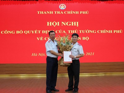 Tổng Thanh tra Chính phủ Đoàn Hồng Phong trao quyết định và chúc mừng tân Phó Tổng Thanh tra Chính phủ Lê Sỹ Bảy.