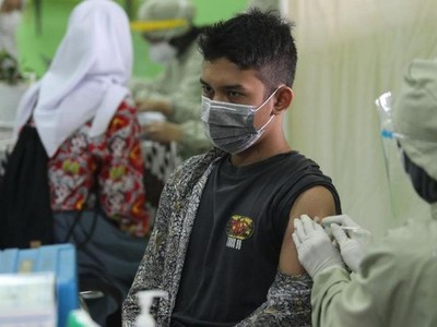 Jakarta bắt đầu tiêm vaccine cho trẻ từ 12-17 tuổi. Nguồn: CNBC.