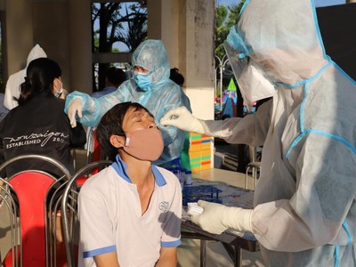 Xét nghiệm tầm soát Covid-19 cho người dân trên địa bàn Quận (Ảnh: UBND Q.7).