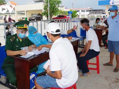 Người dân đang khai báo y tế và hành trình tại chốt liên ngành Bến thuỷ nội địa.