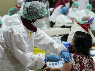 Nhân viên y tế Indonesia tiêm vaccine Covid-19 cho người dân. Ảnh: CBS.