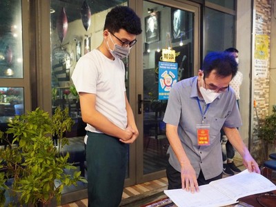 Thành phố Hải Dương tăng cường kiểm tra các biện pháp phòng chống dịch bệnh tại khu vực nhà hàng, quán cafe, nơi tập trung đông người. (Ảnh: CTV).