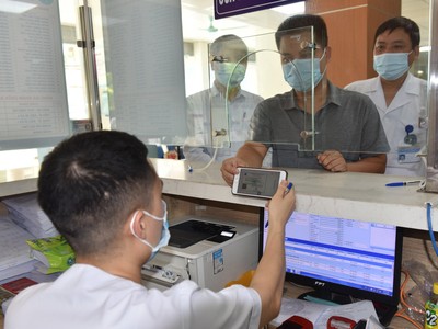 Người dân đăng ký KCB tại BVĐK Hà Đông bằng thẻ BHYT trên ứng dụng VssID (Nguồn BHXH TP.HN).