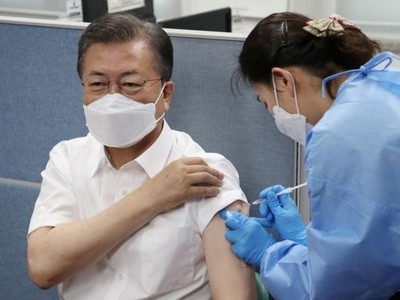 Tổng thống Hàn Quốc Moon Jae-in tiêm vaccine Covid-19. Ảnh: USNews.