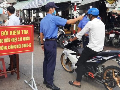 Kiểm tra, đo thân nhiệt người dân để phòng, chống dịch Covid-19 trên địa bàn tỉnh Sóc Trăng.