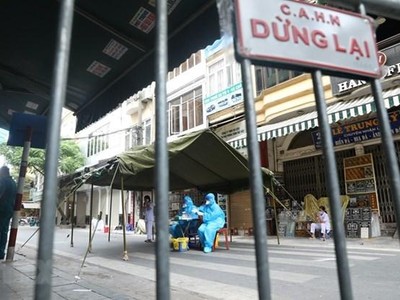 Lực lượng chức năng tiến hành lấy mẫu xét nghiệm cho người dân. (Ảnh: TTXVN).