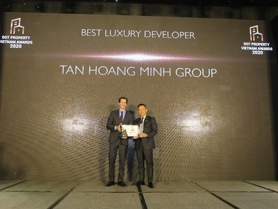 Đại diện Tân Hoàng Minh nhận giải “Nhà phát triển bất động sản cao cấp tốt nhất Việt Nam 2020”.