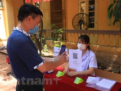 Hà Nội kêu gọi người dân thực hiện khai báo y tế thường xuyên để phòng, chống dịch COVID-19. (Ảnh: Xuân Quảng/Vietnam+).