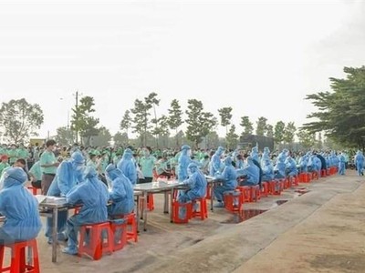 Bình Dương huy động 600 đội lấy mẫu xét nghiệm, trong đó hơn 3.000 thanh niên tình nguyện trong tỉnh tham gia. (Ảnh: TTXVN phát).