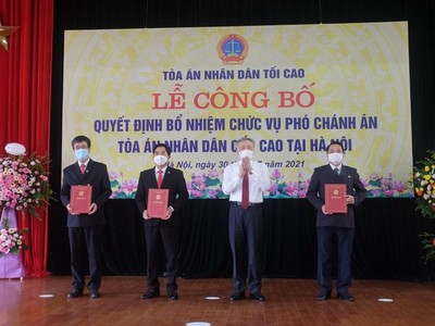 Trao quyết định cho 3 tân Phó Chánh án TAND Cấp cao tại Hà Nội.