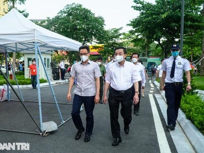 Phó Thủ tướng Vũ Đức Đam thị sát và kiểm tra đột xuất công tác phòng, chống Covid-19 tại nhiều điểm ở Hà Nội (Ảnh: Bắc Nguyễn).