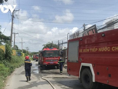 Lực lượng chữa cháy có mặt tại hiện trường.