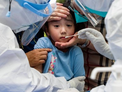 Lấy mẫu xét nghiệm Covid-19 tại Trung Quốc. Ảnh: AP.