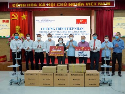Lễ tiếp nhận quà tặng trị giá 1,744 tỷ đồng của Hệ thống 5F tại UBND thành phố Thủ Dầu Một.