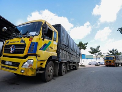 Những chuyến xe tải chở gạo đầu tiên trong chiến dịch cung cấp 1.000 tấn gạo cho hơn 350 khu phong toả, đảm bảo không để đồng bào nghèo bị đói đã đến Sài Gòn và tập kết tại kho trung tâm...