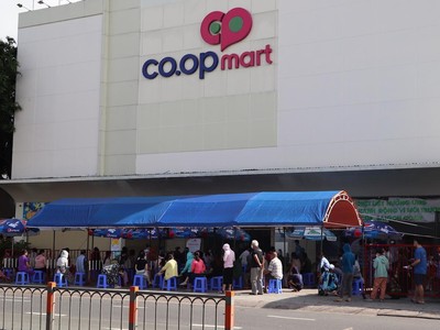 Người dân xếp hàng chờ đến lượt vào siêu thị Co.op Mart Phan Văn Trị, quận Gò Vấp (Ảnh: Hồng Phúc).