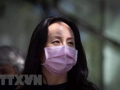 Bà Mạnh Vãn Châu, Giám đốc Tài chính của Tập đoàn Huawei, rời Tòa án Tối cao tỉnh British Columbia ở Vancouver, Canada ngày 5/8. (Ảnh: THE CANADIAN PRESS/TTXVN).